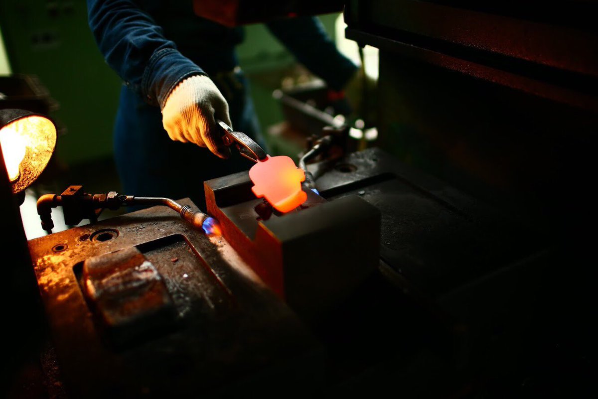 MiuraGolfInc's tweet photo. A PP-9005 Genesis completing the 2nd forging which tightens the grain flow creating the Miura feel.
#DiscoverPerfection #TheMiuraWay https://t.co/qvhaMLGysN