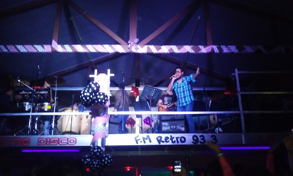 CorazonApepona2's tweet photo. Fotitos de 15/07 en #GralRoca @PepoLara. Sono cn toda su bandaen vivoo! #Tremendoooo #Shooow!! https://t.co/iAg9YfDZga