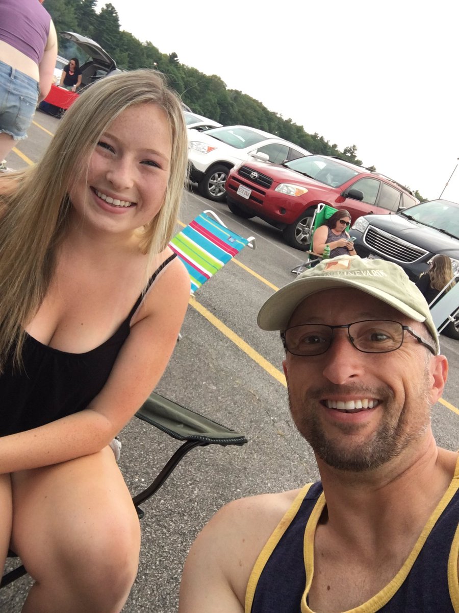 BobIrving2's tweet photo. Sam Hunt with one of my besties #housepartypackage #earlyadmission #freeapps #privateaccousticperformance https://t.co/nGRRyosUTQ