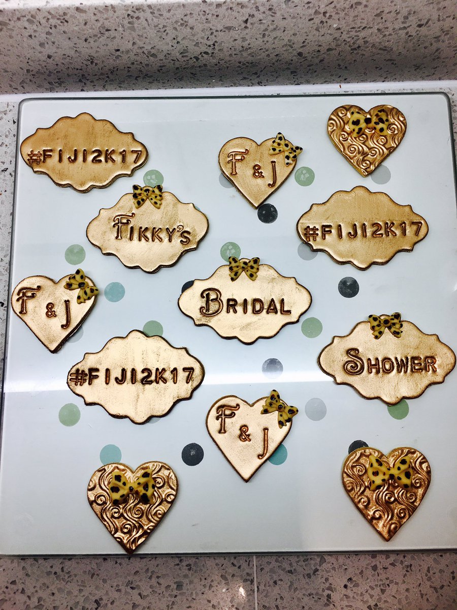 MyCakeHobby's tweet photo. Golden cupcake fondant toppers #luxurycupcakes  #edible #bridalshower #weddings #events #essex #london #leopardprint https://t.co/hZmyhHPg0g