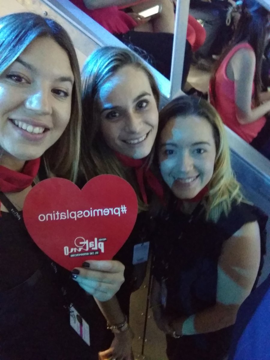 CrisRguez15's tweet photo. #premiosplatino #abrelamuralla ❤️❤️❤️ https://t.co/TXww6VATCy