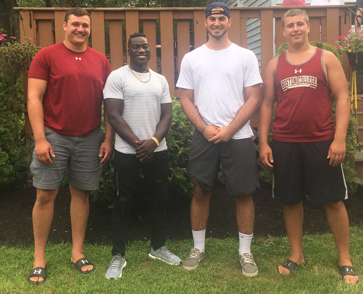 SHRHS_Football's tweet image. Our 3 current FBS players sending @KingKevnn3 off to start his journey at UConn starting next week #proud #TrustedtheProcess #FBS 🐺