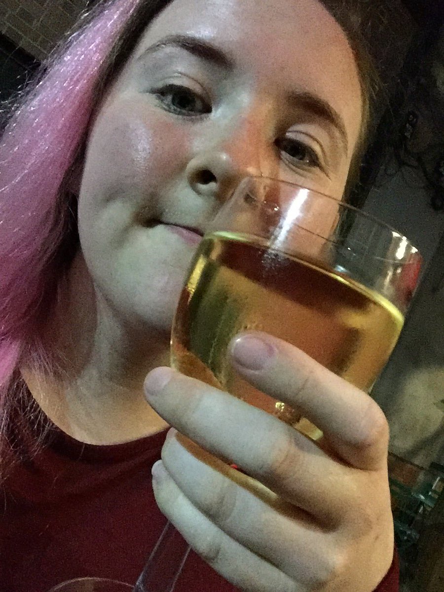 weeesy_x's tweet photo. All wine, no eyebrows 🤷🏻♀️ sometimes you gotta break the rules! #mysquintshowswithwine #monsterhand https://t.co/osTFxzNEUy