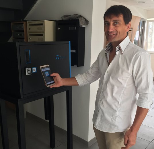 laprovence's tweet photo. La #Zabox pourrait bien être la boîte à colis du futur https://t.co/dyP9xr5bqD #Economie https://t.co/hoiH5E4dFT