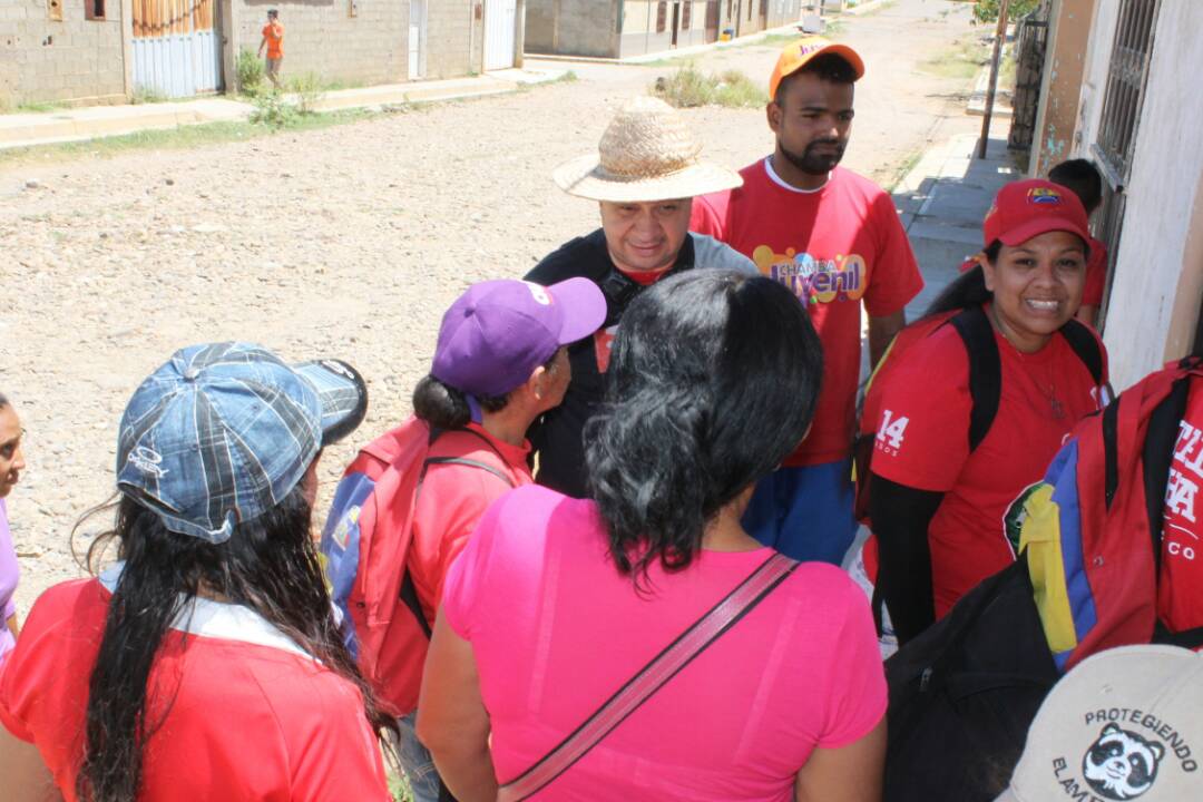 hectorRPe's tweet photo. #CasaXCasa Junto a nuestro Diputado y candidato constituyente @JChavezcarora y maquinaria #SomosVenezuela, Comuna Ricardo Arroyo, #Carora. https://t.co/aohiapKKDA