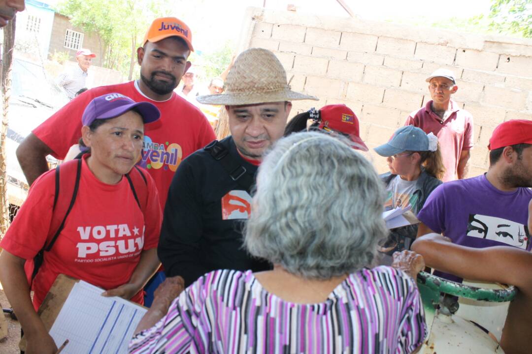 hectorRPe's tweet photo. #CasaXCasa Junto a nuestro Diputado y candidato constituyente @JChavezcarora y maquinaria #SomosVenezuela, Comuna Ricardo Arroyo, #Carora. https://t.co/aohiapKKDA