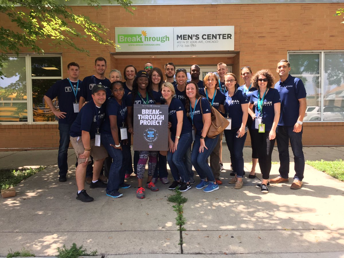 pattillmanfnd's tweet photo. Tillman Scholars volunteering across Chicago this afternoon as a part of their #PTLS2017 service projects. https://t.co/Eo19VWf3MG