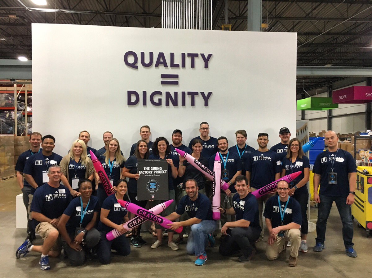 pattillmanfnd's tweet photo. Tillman Scholars volunteering across Chicago this afternoon as a part of their #PTLS2017 service projects. https://t.co/Eo19VWf3MG