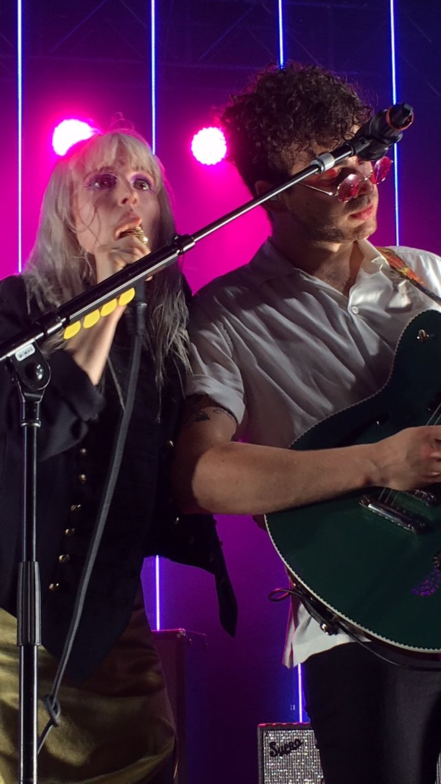 IdleWorshapada_'s tweet image. #MTVHottest Paramore