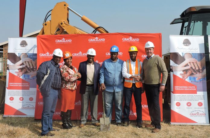 ChangeNewsZA's tweet image. #ScholasticSaturday:

New assembly hall to help the KI Twala Secondary School &amp;amp; #eMbalenhle #community goo.gl/5cYWxM #Upliftment