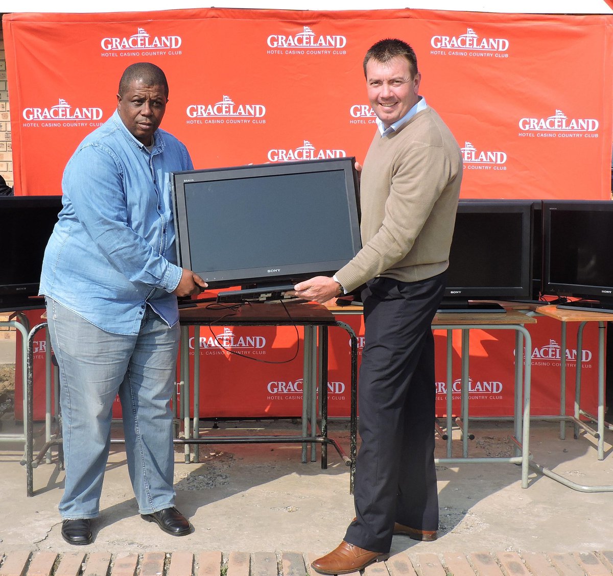 ChangeNewsZA's tweet image. #ScholasticSaturday:

New assembly hall to help the KI Twala Secondary School &amp;amp; #eMbalenhle #community goo.gl/5cYWxM #Upliftment