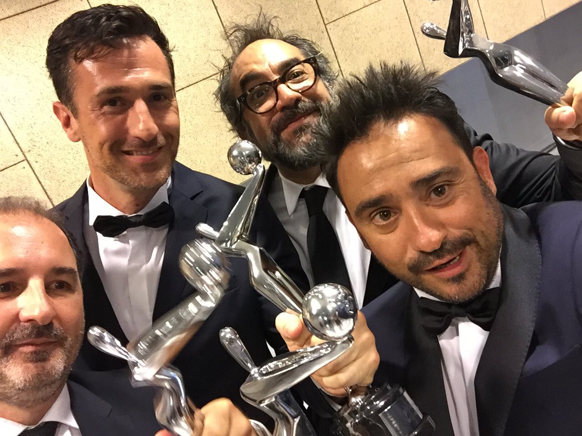 FilmBayona's tweet photo. Momento dulce en los @PremiosPLATINO. Enhorabuena @FauraOscar, @BernatVilaplana, @jaumarti, @oritarrago y Eugenio Caballero!!
👏🏻👏🏻👏🏻👏🏻 https://t.co/rpFVrJUYA9