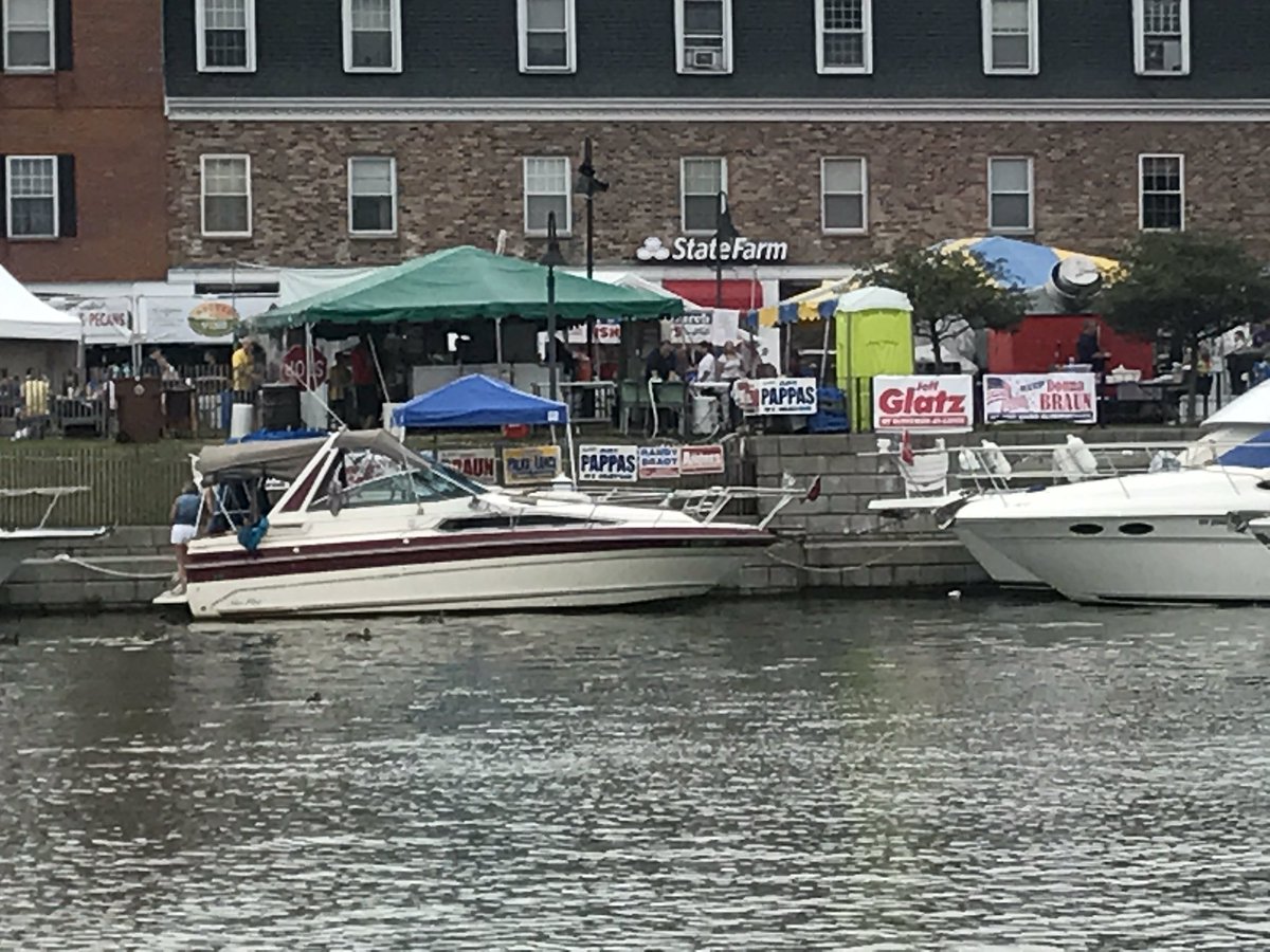 MiaSummerson's tweet photo. That's an awful lot of poltical advertising on public property. City code says such ads are only allowed four weeks before an election. https://t.co/qNik5rm2zq