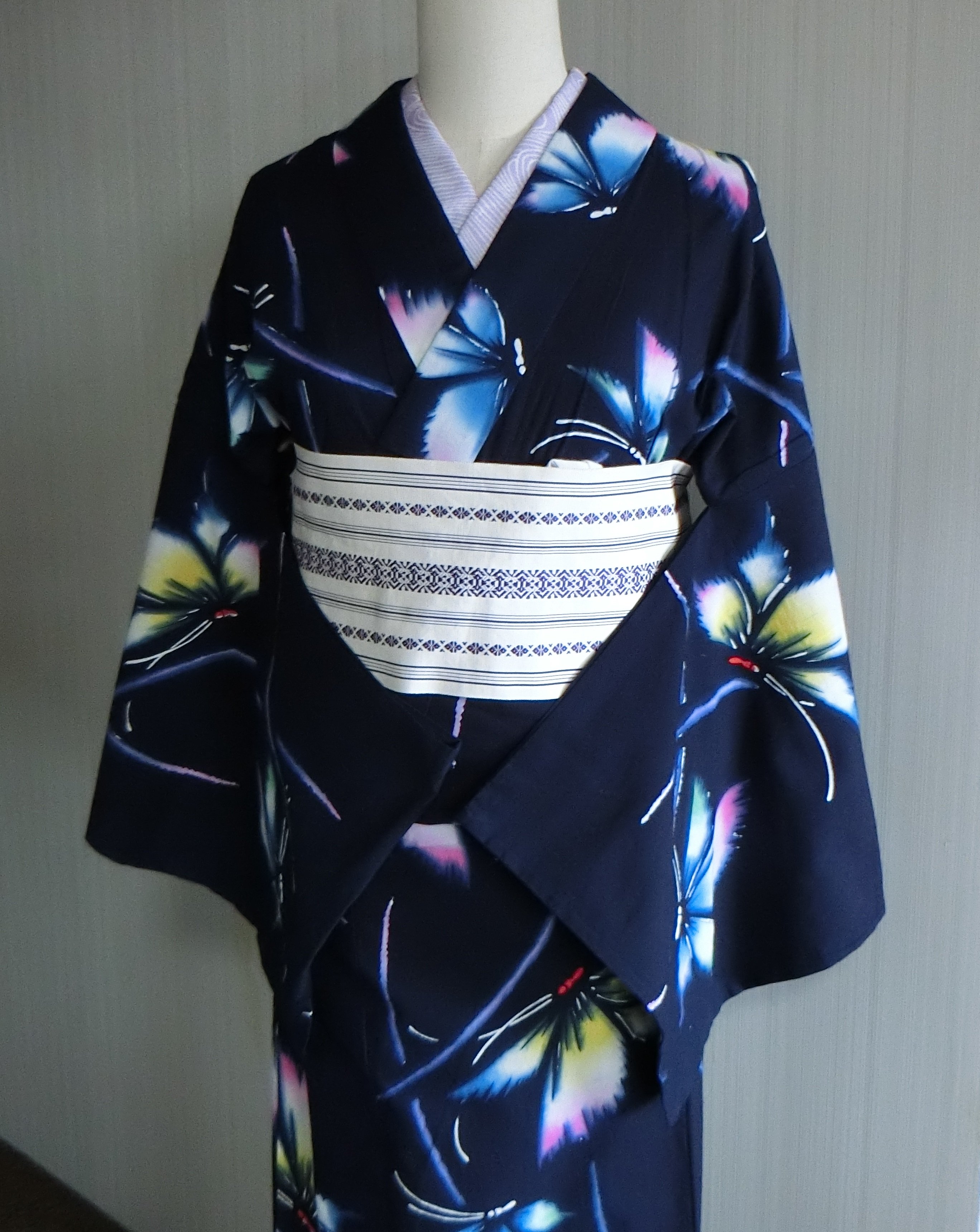 紺の地に、宝石のように染められた紫陽花の花が美しい注染めの