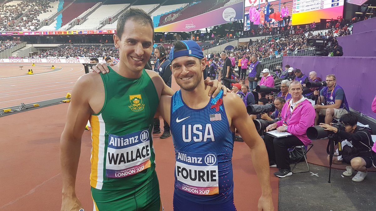 Amazing moment as <a href="/arnufourie/">Arnu Fourie</a> and @wallace_jarryd swapped bibs after Arnu's final race before retirement #London2017