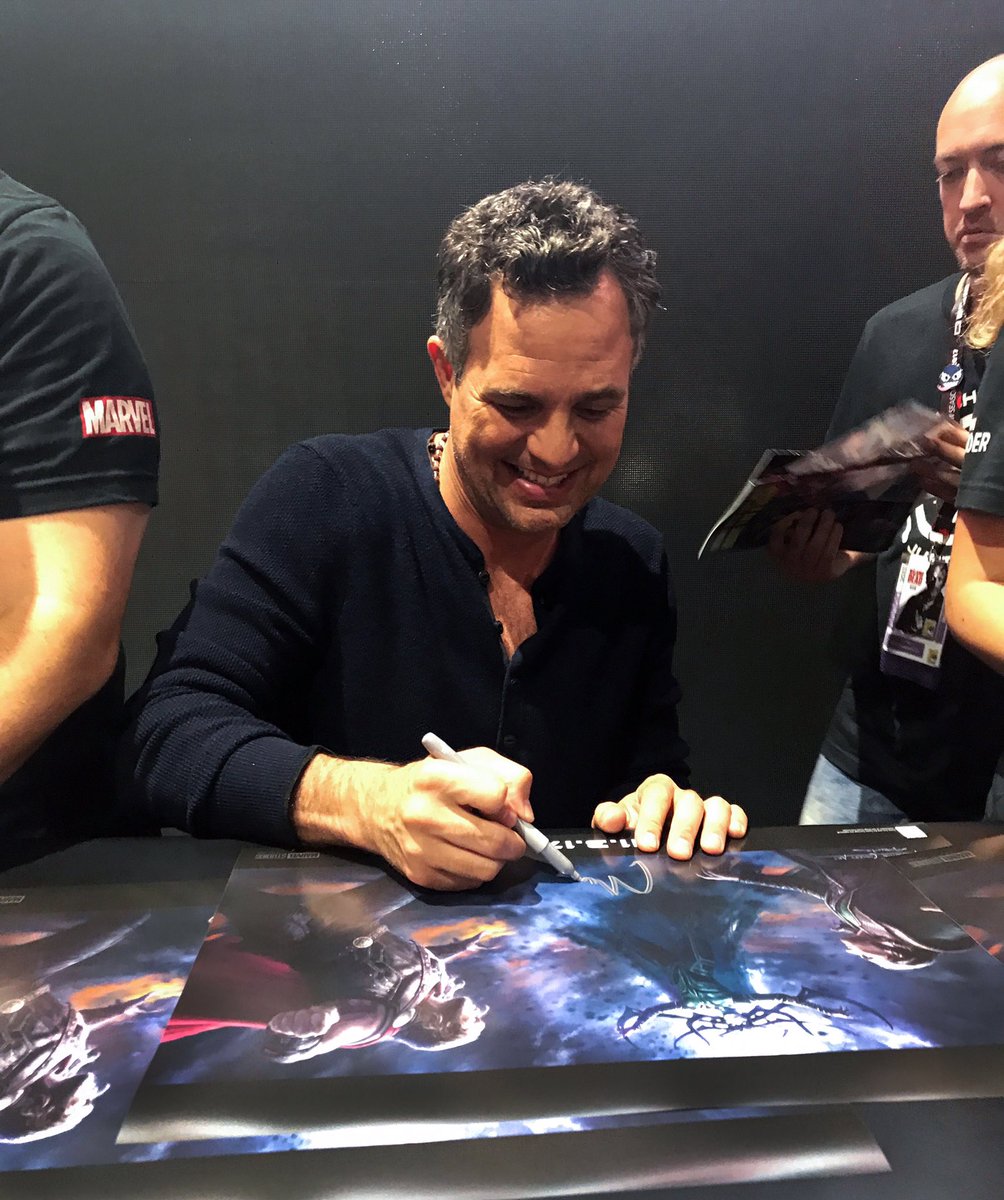 thorofficial's tweet image. .@chrishemsworth and @MarkRuffalo sign for fans at the #MarvelSDCC stage! ⚡️ #ThorRagnarok