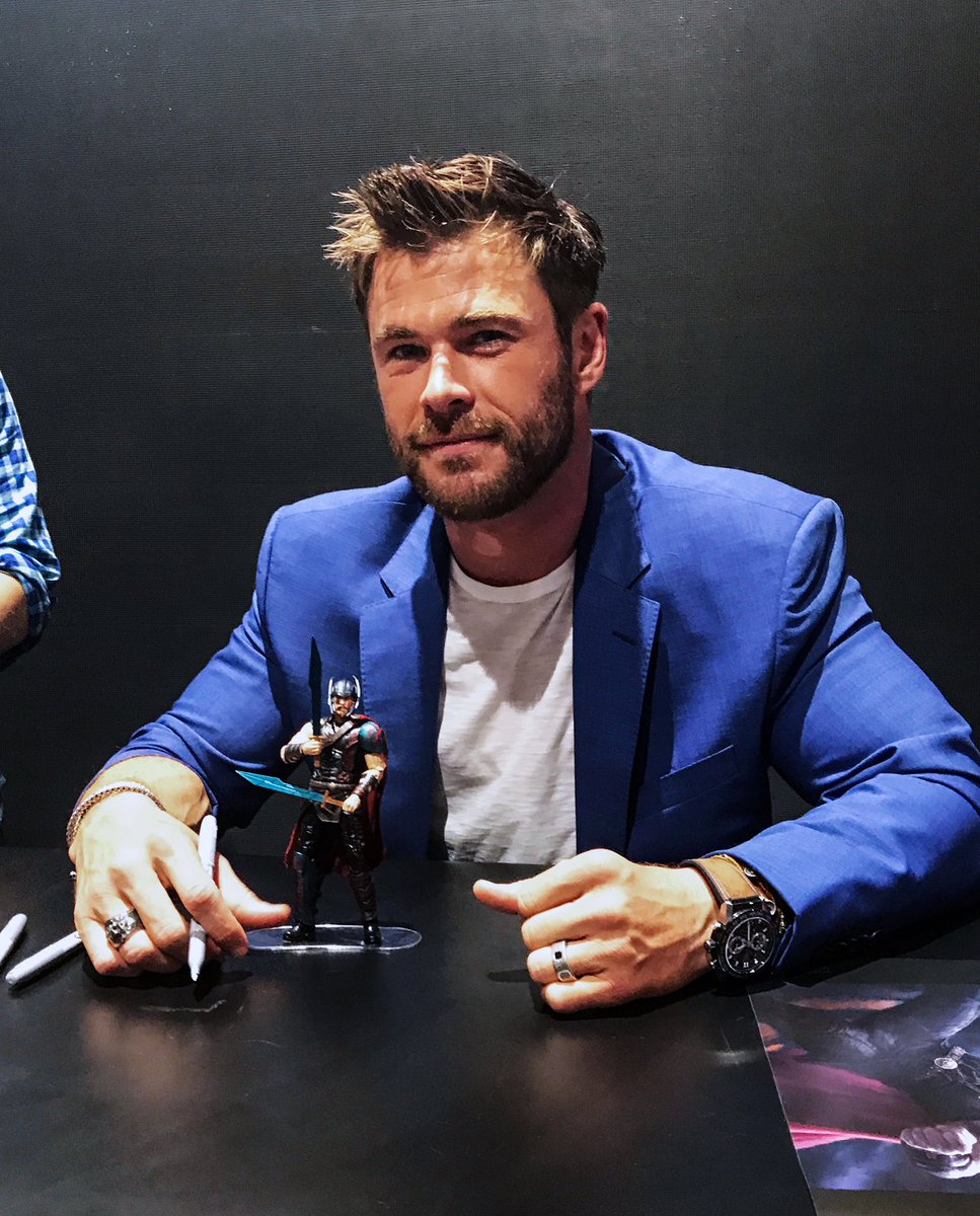 thorofficial's tweet image. .@chrishemsworth and @MarkRuffalo sign for fans at the #MarvelSDCC stage! ⚡️ #ThorRagnarok