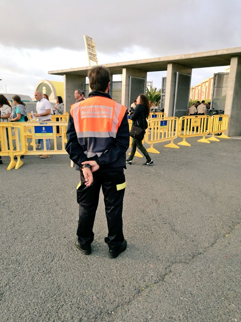ProteCivilLPA's tweet photo. En el estadio #GranCanaria concierto de @rubenblades con disp seguridad y emergencias @ProteCivilLPA @PoliciaLPA @polprcanarias @CSR_PVT https://t.co/Vcq6dICrjs