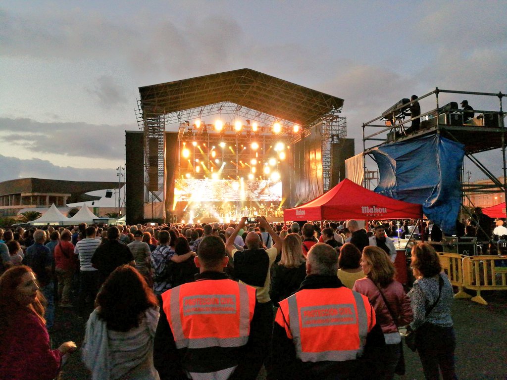 ProteCivilLPA's tweet photo. En el estadio #GranCanaria concierto de @rubenblades con disp seguridad y emergencias @ProteCivilLPA @PoliciaLPA @polprcanarias @CSR_PVT https://t.co/Vcq6dICrjs