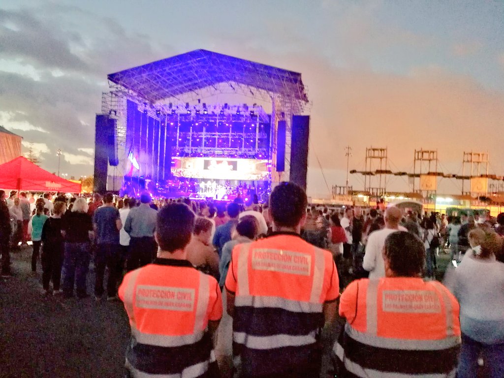 ProteCivilLPA's tweet photo. En el estadio #GranCanaria concierto de @rubenblades con disp seguridad y emergencias @ProteCivilLPA @PoliciaLPA @polprcanarias @CSR_PVT https://t.co/Vcq6dICrjs