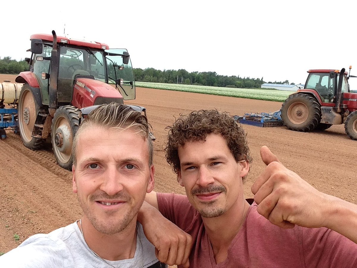 Enjoying my time on PEI big time #harvest17 #buddy #FarmLife #organicfarming #biologisch #BIO2017 #case #friends