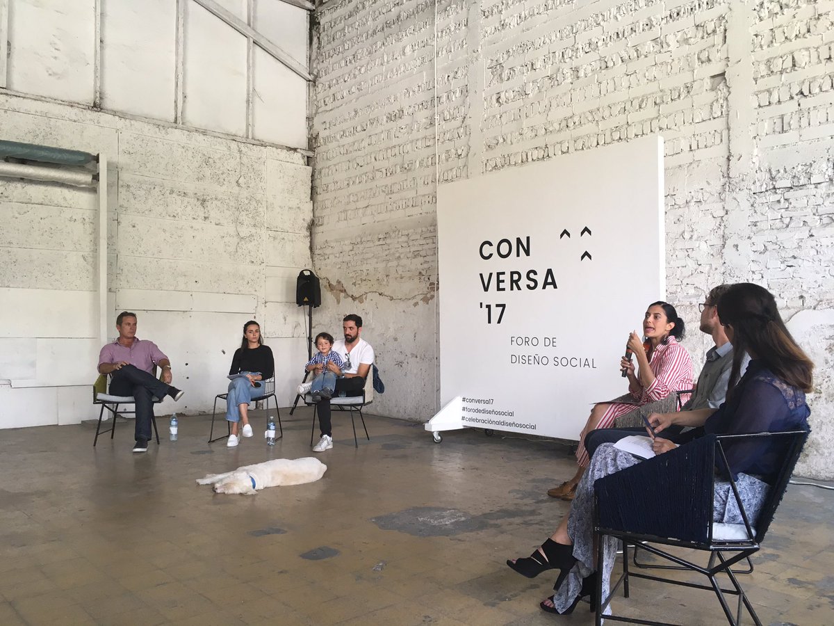 miniwen's tweet photo. Hablando de como el diseño, la innovación y el Suprareciclaje trae desarrollo en áreas rurales de Guatemala #conversa17 #forodediseñosocial https://t.co/Ms1iYmjx9g
