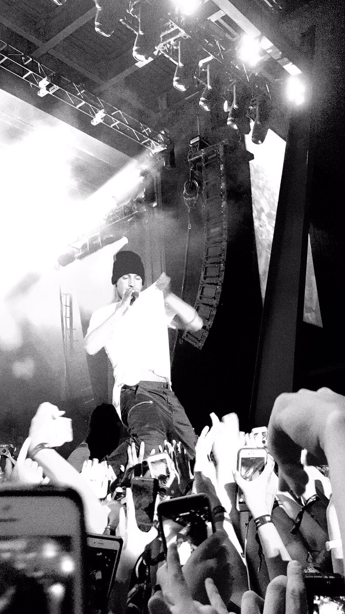 paige_schnitkey's tweet photo. {•holding onto you•}

1 month ago today. what. 

#twentyonepilots #TylerJoseph #tourdecolumbus #tourdeexpresslive https://t.co/0XEwsNeHrl