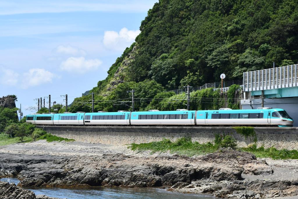 hk7324's tweet photo. 2017/7/23
51M くろしお1号 新宮行き HB602
68M くろしお18号 新大阪行き
以前から気になっていた撮影地へ。左下のボートが中々いいアクセントになっているのではないでしょうか？w
古座～紀伊田原にて https://t.co/JfbKOleFDt