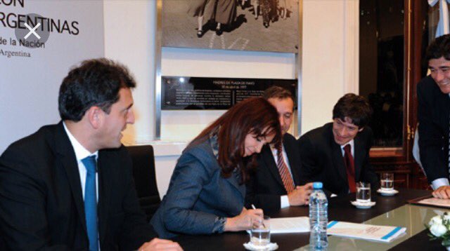 elarequero's tweet photo. Acá están @SergioMassa y @CFKArgentina firmando La expropiaciones de AA, como se reían los pelotudos. Ahora hay que pagar 320 palos verdes https://t.co/WactuSWVHX