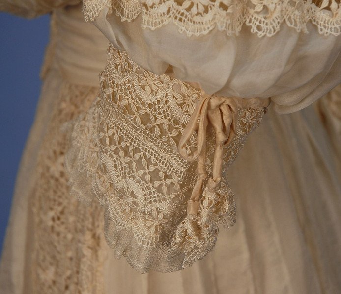 historicaldress's tweet photo. https://t.co/edH8G2himh Two piece trained high neck silk and lace gown, c. 1900 #fashionhistory #1900s
#gown #sbend https://t.co/Ubfs7aOecz