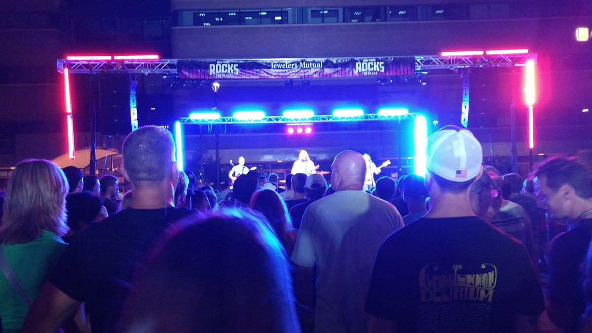 deanpbrinkman's tweet photo. Saturday evening downtown Appleton with #melikebees https://t.co/QwGX78pSct