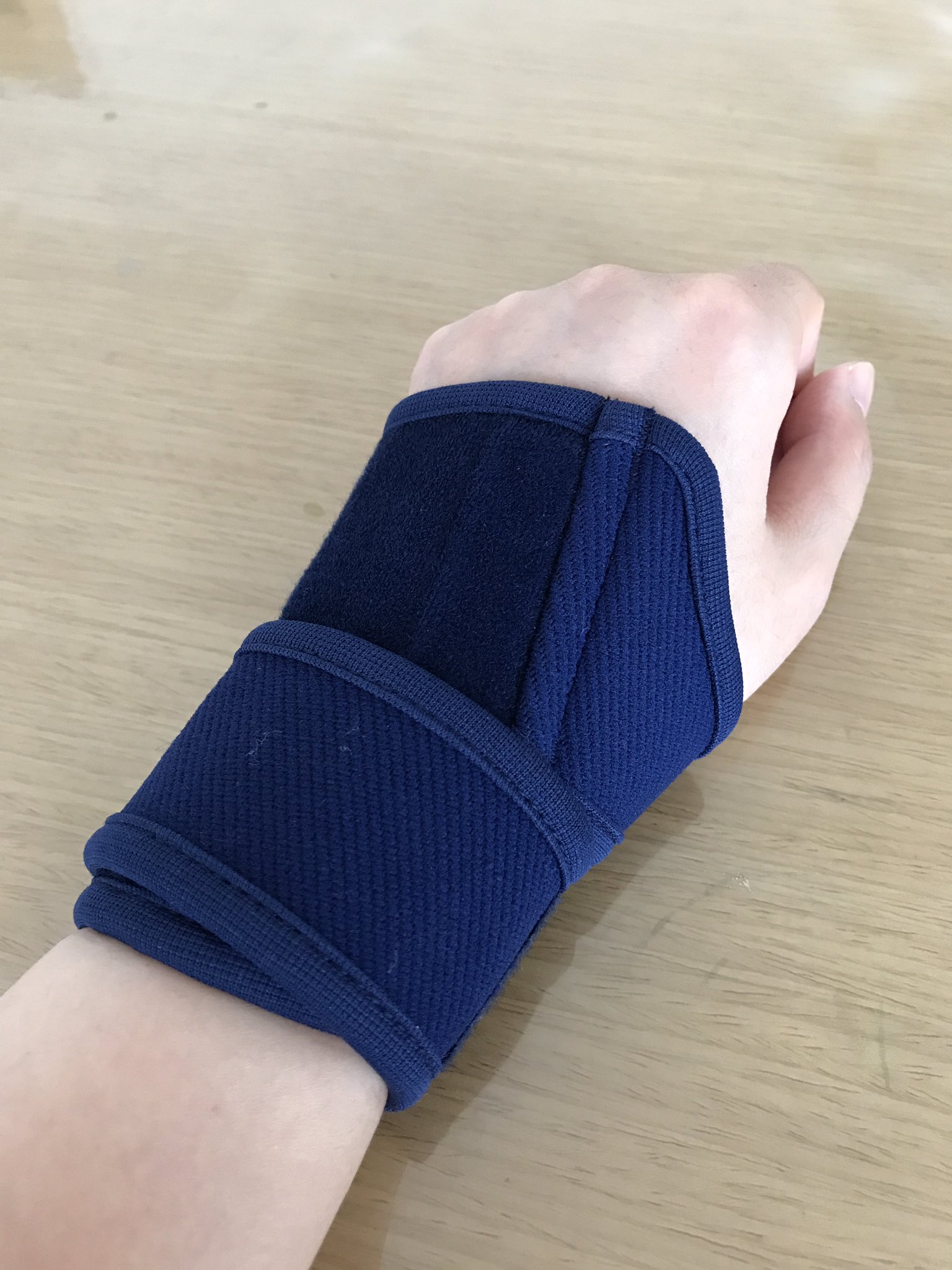 Syaon Tfcc用のサポーターが届いた 締め加減がよく分からないけど つけると無闇に動かせなくなるせいか ズキっとした痛みはほとんどない 効果があるってことはtfcc損傷確定か しかし この時期のサポーターは暑い Tfcc損傷 サポーター Syaon Tfcc用のサポーターが届いた 締め加減がよく分からないけど つけると無闇に動かせなくなるせいか ズキっとした痛みはほとんどない 効果があるってことはtfcc損傷確定か しかし この時期のサポーターは暑い Tfcc損傷 サポーター