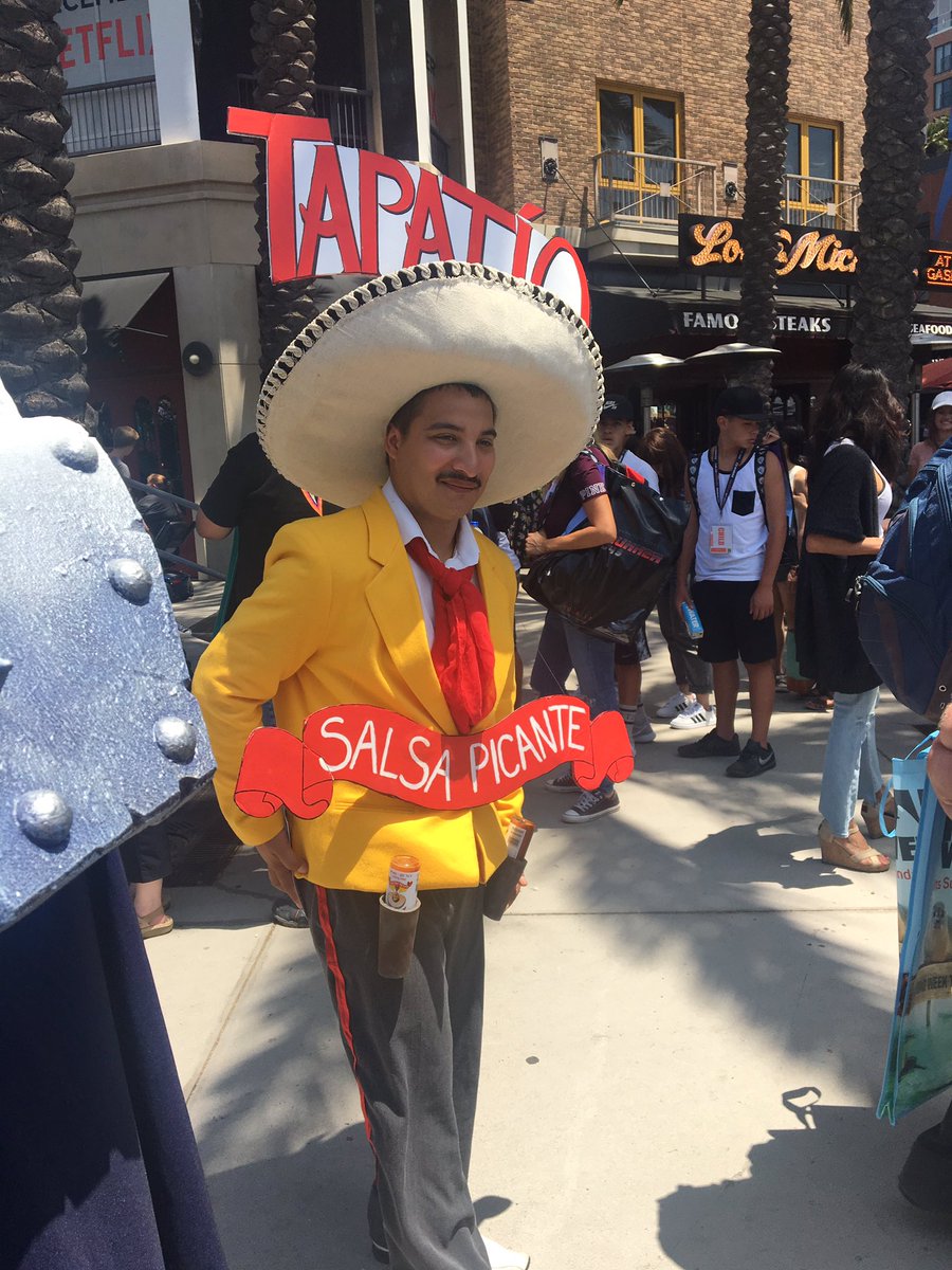daniiiLM's tweet photo. @fluffyguy Found your dad at the San Diego Comic-con 😂#SDComicCon2017 #Tapatío https://t.co/WzVzBJNzng