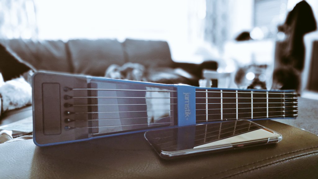 Ross_McDougall's tweet photo. Spending the morning with my @jamstik and #huaweinz P10 Plus. Pretty cool portable practise setup! https://t.co/eA3XX80LsZ