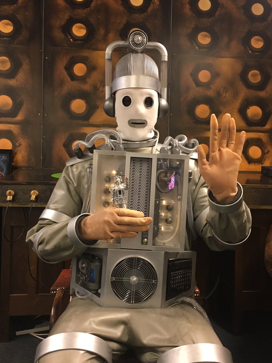MFXkate's tweet photo. Mini-Mondas getting some Regular-Sized-Mondas love at the @DW_Experience #cyberman #mondas #cyberinvasion @Millennium_FX https://t.co/yfqYmbQvVk