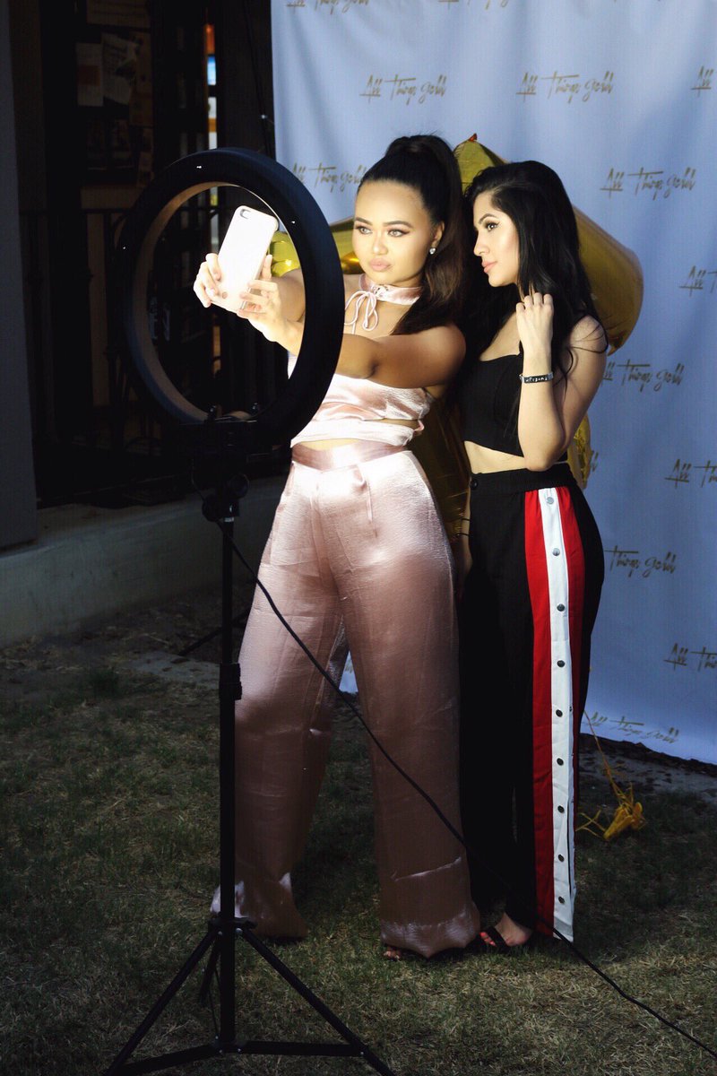GoldBermudez's tweet photo. What a time to be alive, you & yours vs. me & mine ๐โจ fitted in https://t.co/KEscmqVwxt ๐ #KPGB #bestie https://t.co/sPRsTxmPS0