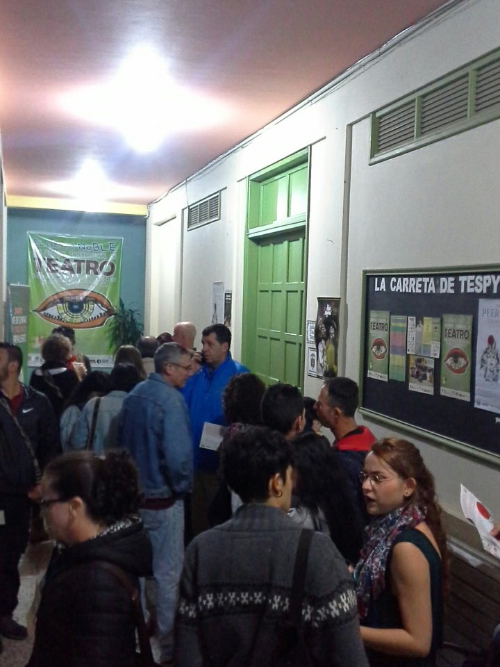 pcuartapared's tweet photo. Y comienza a crecer la fila para ver la obra Peer Gynt, el gran monarca de Tejido Abierto Teatro de Madrid. #ElGestoNoble #Twitteatriando https://t.co/BY9RcXmMm9