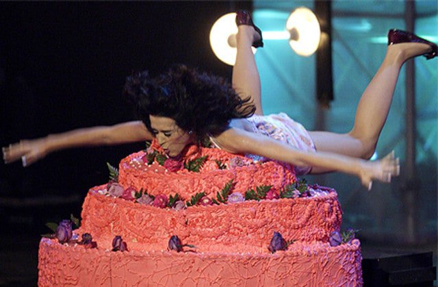 awardsSMS's tweet photo. Claramente bêbada, Katy Perry (@katycIass) pula em cima do bolo, e convidados não terão oque comer #AfterPartySMS https://t.co/0BlxdOCvIt
