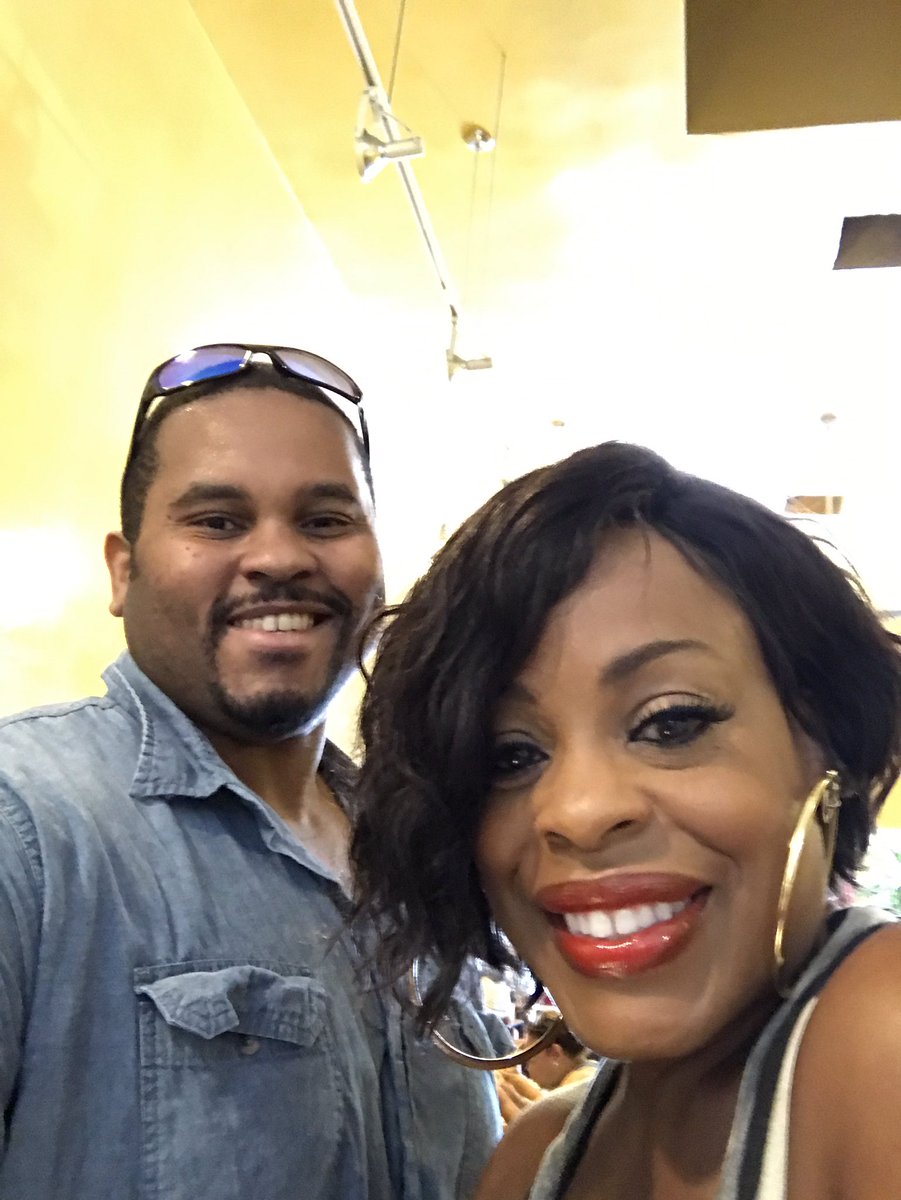 LitByMattch's tweet photo. Ran into #celebrity @NiecyNash & husband at #StuffIEat in #Inglewood. Good #vegan food with good people. https://t.co/viKP93CNl3