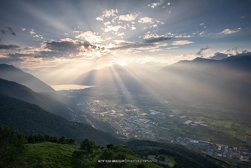 lagomaggiorenet's tweet image. #002 Rays of sunshine : Lago Maggiore