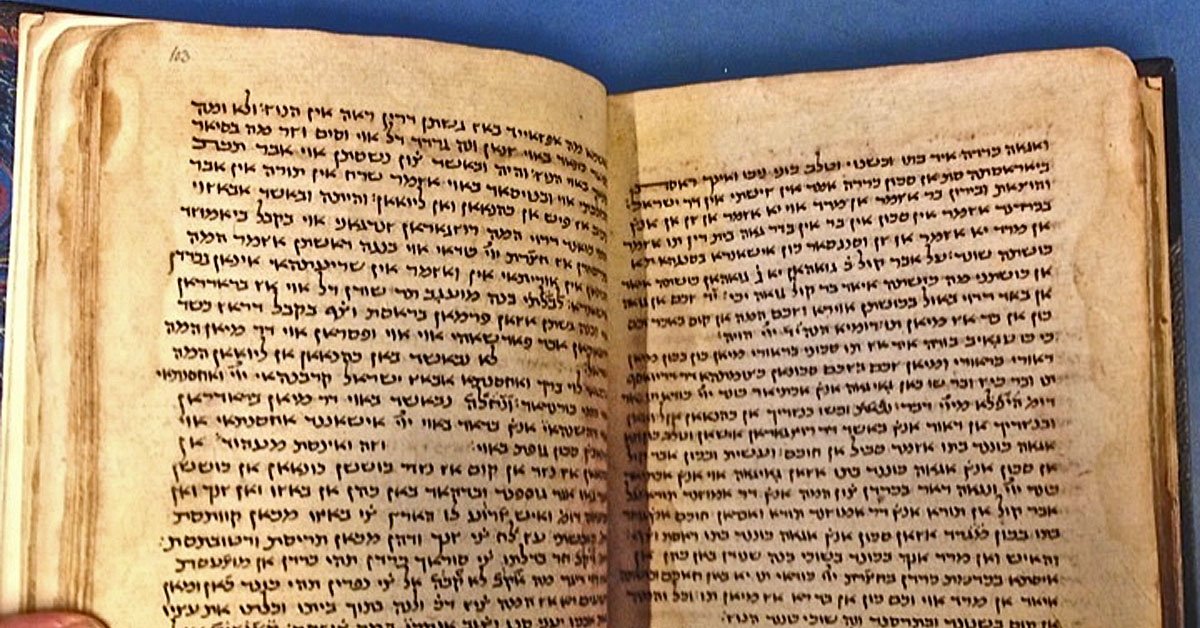 mosaicmag's tweet photo. The Judeo-Persian bibles of the British Library https://t.co/hXa3Xqn7Zw https://t.co/fzMKZN3kaU