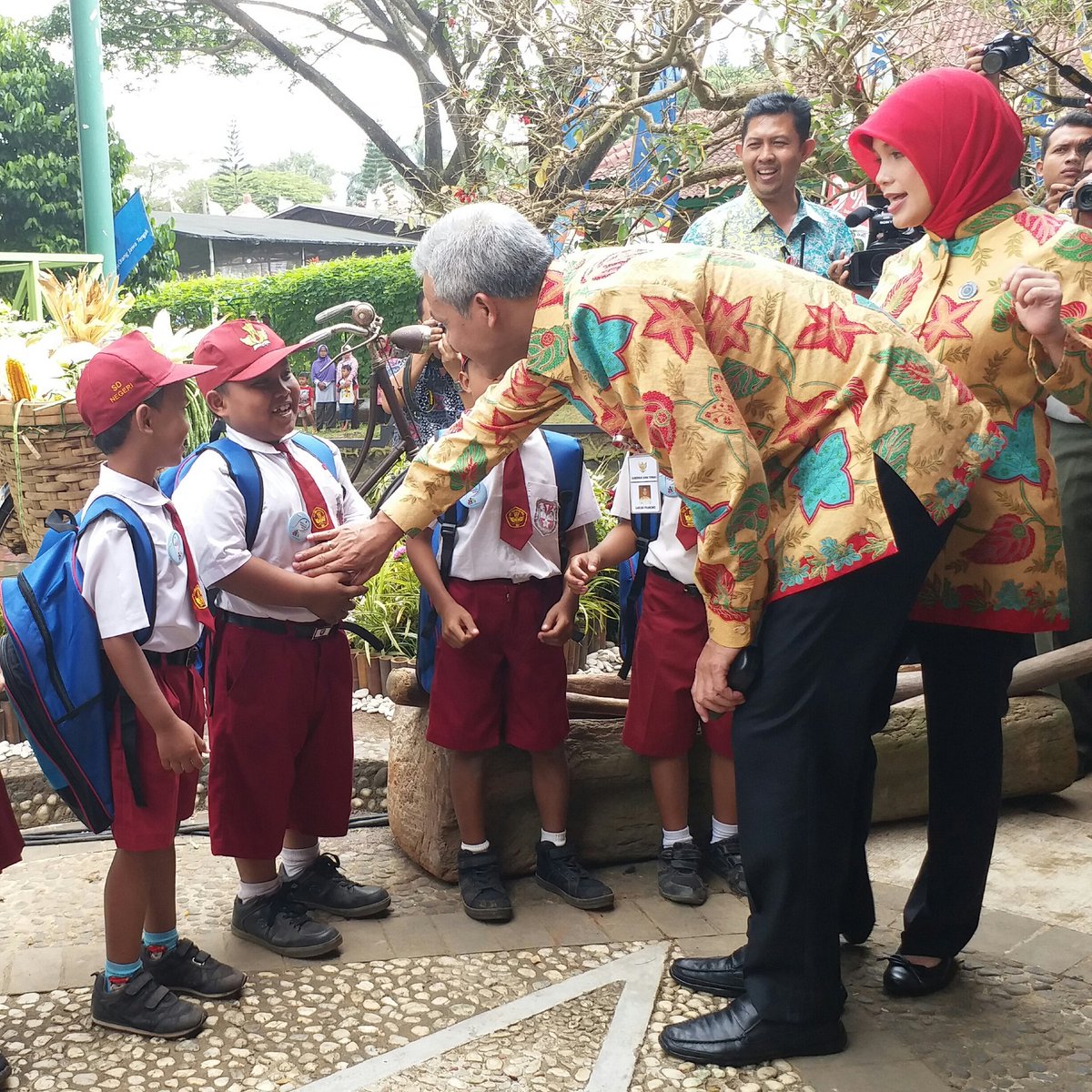 humasjateng's tweet photo. Selamat Hari Anak Nasional Tahun 2017, "Perlindungan anak dimulai dari keluarga". #SayaAnakIndonesia #SayaGembira #JatengGayeng 🙏😀 https://t.co/HScrkZMPje