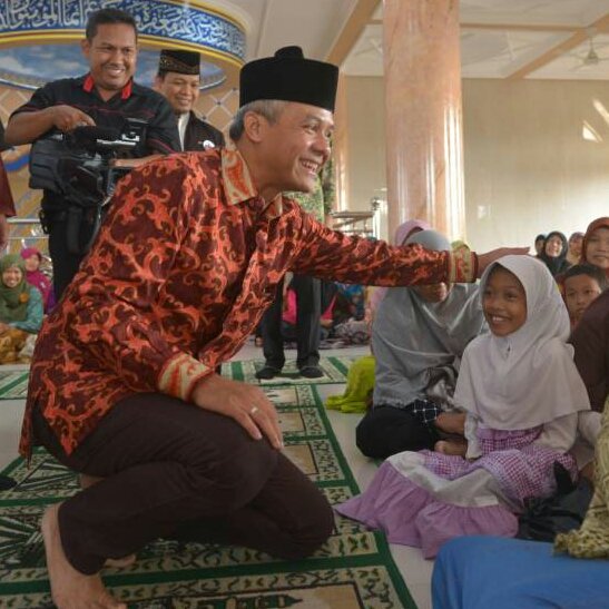humasjateng's tweet photo. Selamat Hari Anak Nasional Tahun 2017, "Perlindungan anak dimulai dari keluarga". #SayaAnakIndonesia #SayaGembira #JatengGayeng 🙏😀 https://t.co/HScrkZMPje