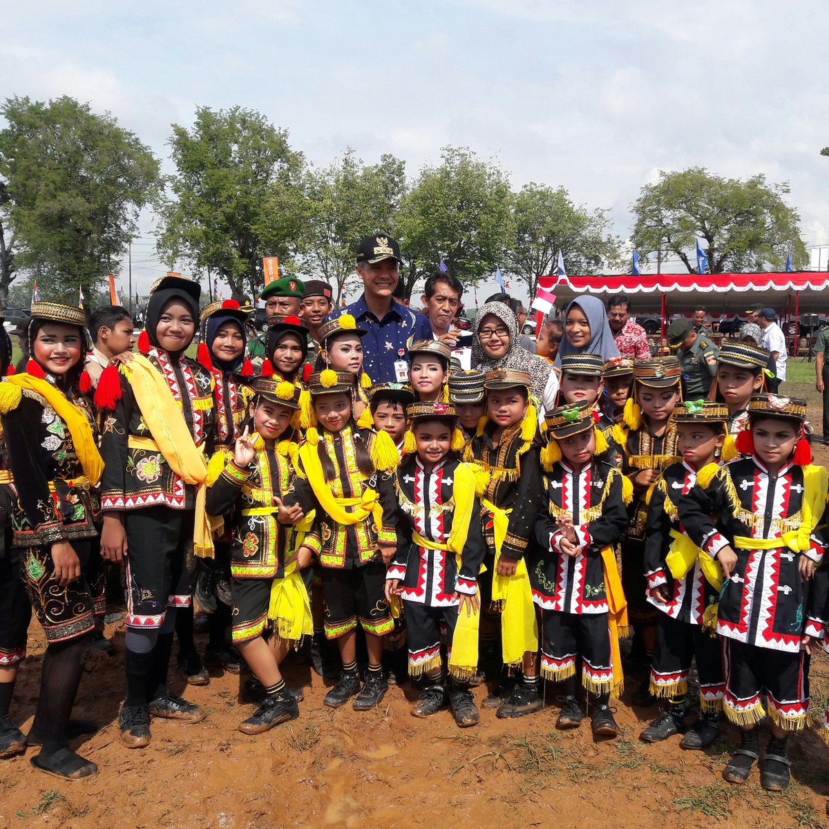 humasjateng's tweet photo. Selamat Hari Anak Nasional Tahun 2017, "Perlindungan anak dimulai dari keluarga". #SayaAnakIndonesia #SayaGembira #JatengGayeng 🙏😀 https://t.co/HScrkZMPje