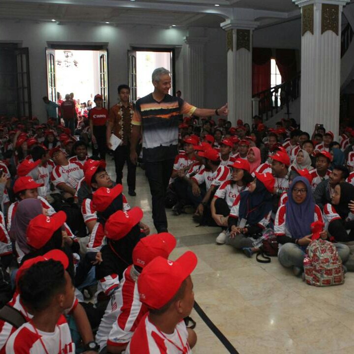 humasjateng's tweet photo. Selamat Hari Anak Nasional Tahun 2017, "Perlindungan anak dimulai dari keluarga". #SayaAnakIndonesia #SayaGembira #JatengGayeng 🙏😀 https://t.co/HScrkZMPje