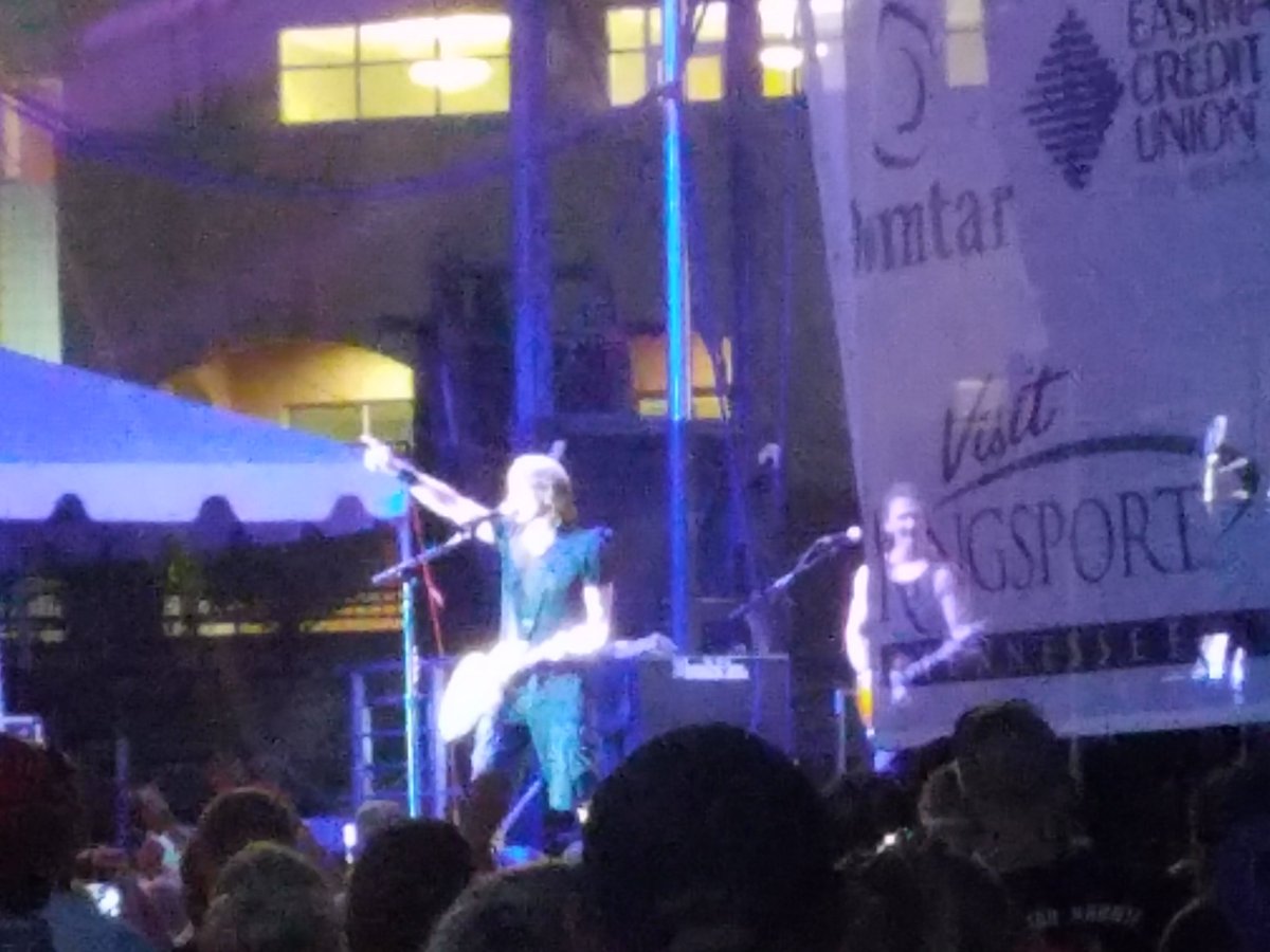 Joyce_A_Gardner's tweet photo. Had a great time at the Rick Springfield concert last night. #jessiesgirl #iloverick https://t.co/1BCTV6lWSX