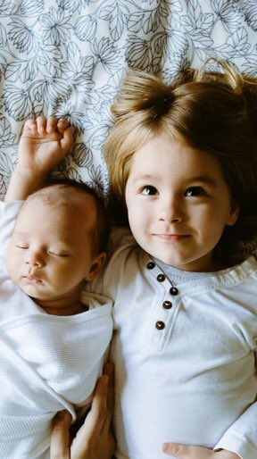 aziz_thiqatick's tweet photo. الأخت الكُبرى .. أمٌ أُخرى ❤️ https://t.co/67WcK2N76E