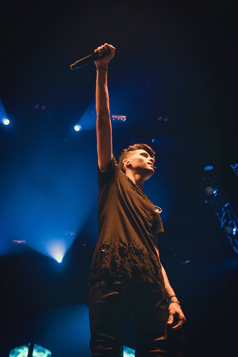 Erickwithme's tweet photo. @ErickBrianColon No me sueltes la mano que cantando para ti doy con la razón de seguir con esta locura🎶💙 https://t.co/FbSCFotGQc