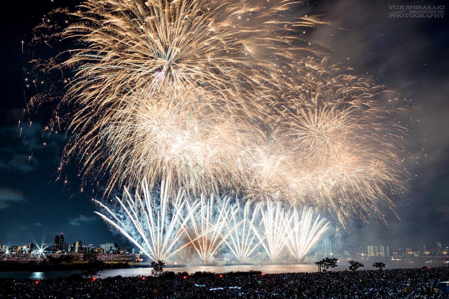 Yuji Shibasaki Photo 東京の夏は足立から 昨夜の足立区花火大会は 最初から最後までフィナーレのような圧巻の演出 会場のお客さん達もサイリウムを持ち ライブ会場のように客席もキラキラ輝いていました 足立区花火大会 足立の花火 T