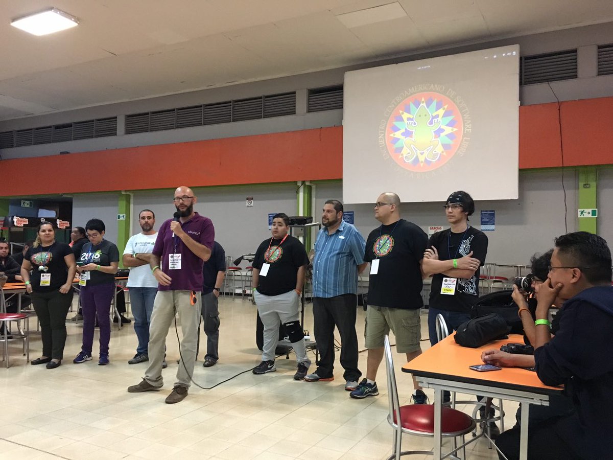 Grupo de coordinación, en el acto de clausura, haciendo entrega a El Salvador, próxima sede. #ECSL2017 #ecsl2018